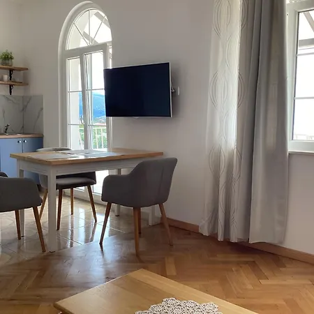Glavas Mit Loggia Und Balkon Fuer 2 Personen Apartment