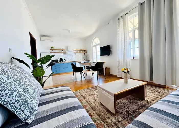 Apartment Glavas Mit Loggia Und Balkon Fuer 3 Personen